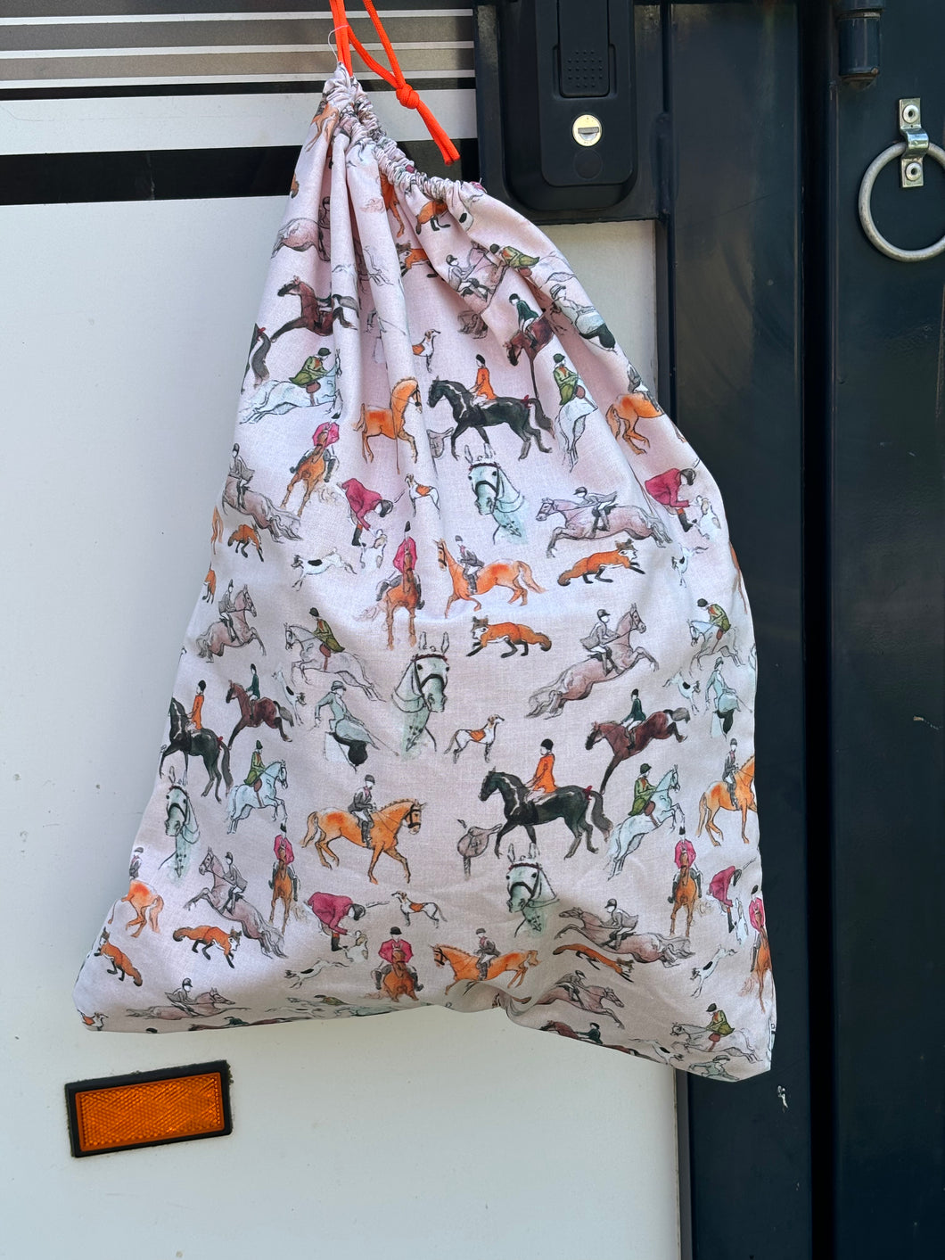 Helmet bag, Horses