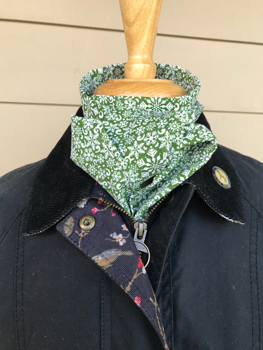 Stock tie, Snowflakes on green